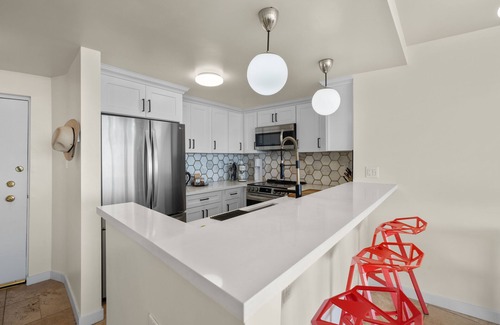 East Village Condo | Midterm High-Rise 3Bed 2 Bath Views, Massage Chair, Pool