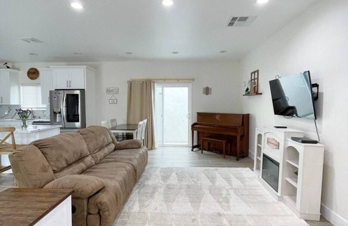 Anaheim Resort House | MidTerm Rental | 3Miles To Disney | 1.5Mile To UCI