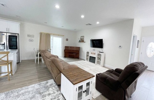 Anaheim Resort House | MidTerm Rental | 3Miles To Disney | 1.5Mile To UCI