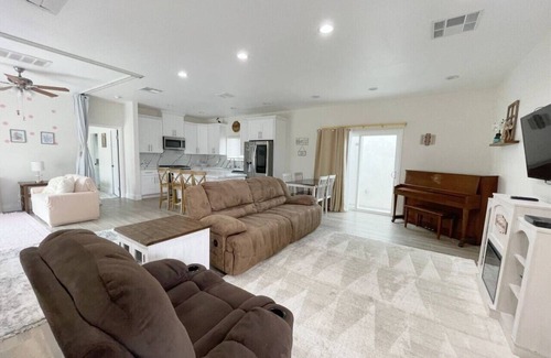 Anaheim Resort House | MidTerm Rental | 3Miles To Disney | 1.5Mile To UCI