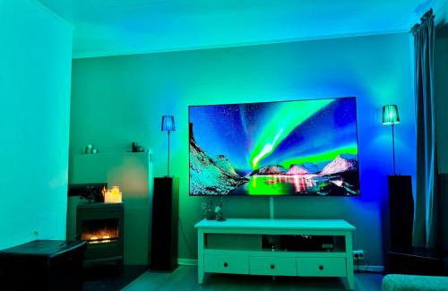 Tromso Apartment | Midtgaard Modern 2 bedrooms Apartment with premium King Bed, Queen Bed, Free Parking, Perfect Year Round for Exploring Tromsø, Kvaløya and Nearby Islands