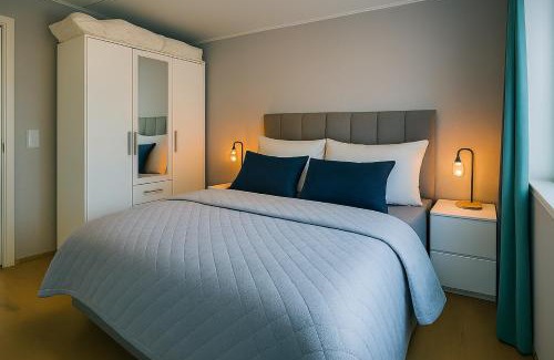 Tromso Apartment | Midtgaard Modern 2 bedrooms Apartment with premium King Bed, Queen Bed, Free Parking, Perfect Year Round for Exploring Tromsø, Kvaløya and Nearby Islands