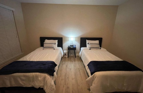 North Houston Apartment | Midtown Blue Retreat │ Bars, Shppng, Rstrnts Near
