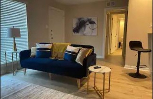 North Houston Apartment | Midtown Blue Retreat │ Bars, Shppng, Rstrnts Near