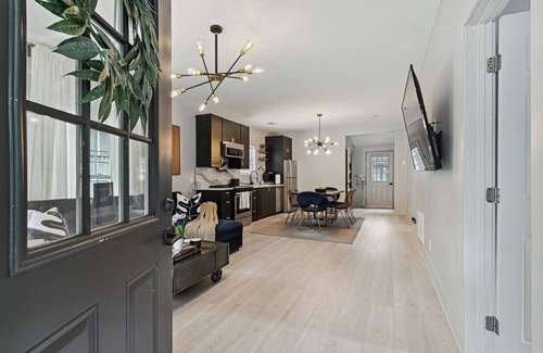 Westside Cottage | Midtown Cottage - 4 Beds - Pets
