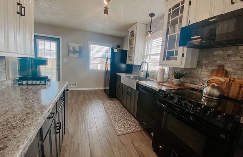 Owensboro Cottage | Midtown Cottage- Self Check-In & Centrally Located in Owensboro