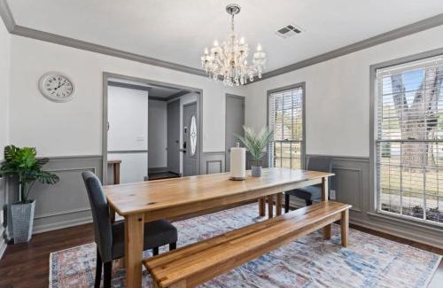 Gunter Afs House | Midtown Fenced Yard & Patio- White Acres Retreat