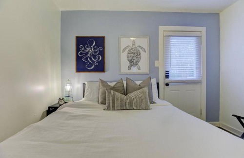 Midtown Apartment | Midtown Gated Cottage w Parking Near Overton Square