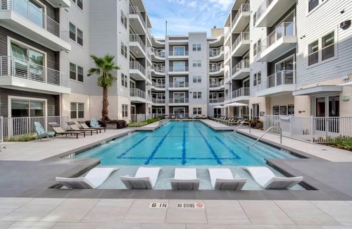 Greenway Plaza-Upper Kirby Apartment | Midtown Houston Luxury Suite at River Oaks