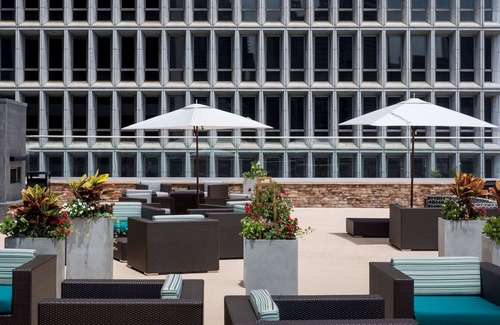 SoNo Apartment | Midtown King Studio | Free Breakfast Included, Pool, BBQ Area