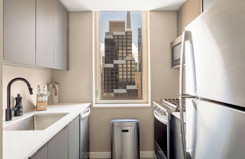 Midtown West Apartment | Midtown Manhattan apartment with 2BR 2BTH steps to Times Square