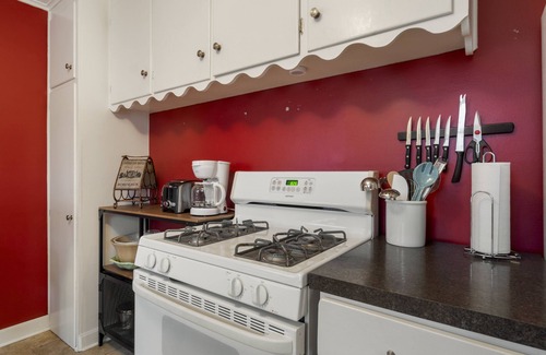 Mayo Meadow House | Midtown Marvel near all Tulsa hot-spots