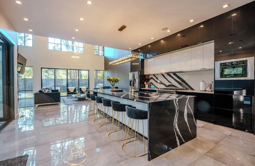Westside House | Midtown Modern Showpiece - Pool - Pets - Rooftop