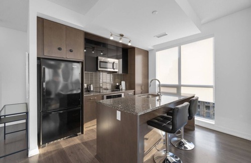 Yonge-Eglinton Hotel | Midtown Suites - Free Parking - 5 min walk to Subway