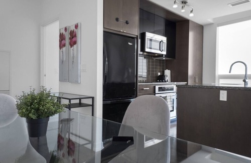 Yonge-Eglinton Hotel | Midtown Suites - Free Parking - 5 min walk to Subway