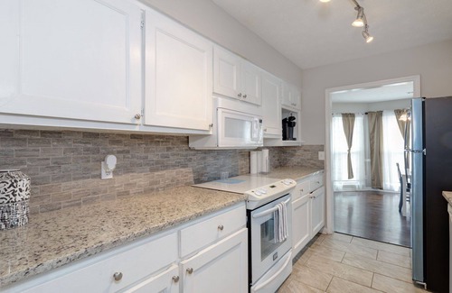 Columbus House | Midtown Townhouse - 15 mins to Ft Moore