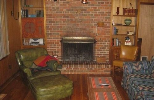 Tulsa House | Midtown Tulsa, Quiet Street, Minutes to Expo, Hospitals, Shops, large yard