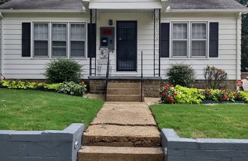 Jonesboro House | Midtown Vintage Belle House conveniently located in the center of Jonesboro.