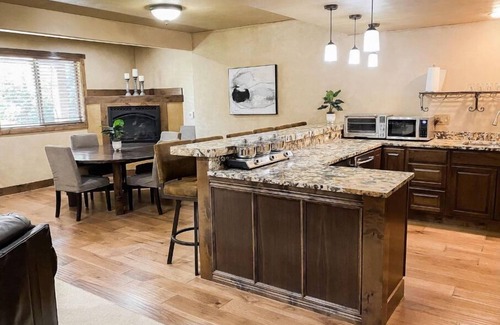 Midway Apartment | Midway 3 bedroom Daylight Basement near The Homestead & Zermatt