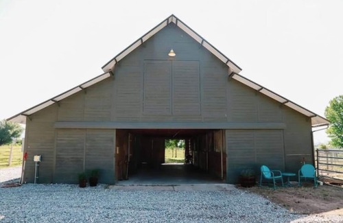 Midway Villa | Midway Farm Barn - old horse ranch and farm oasisnn