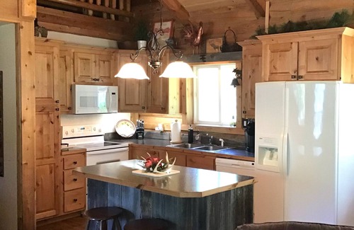 Island Park Cabin | Mighty Moose Log Cabin, 20 Minutes to W Yellowstone, Fishing, Sleeps 10.