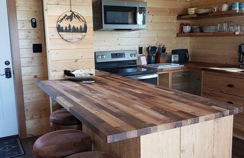 Babb Cabin | Miista'k Mountain Cabin - Modern Cabin - 15 Min to Glacier East Entrance