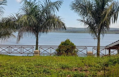 Jinja Apartment | Miji Lake View -Quiet Room with a Lake Victoria View. 3mins to jinja Town center