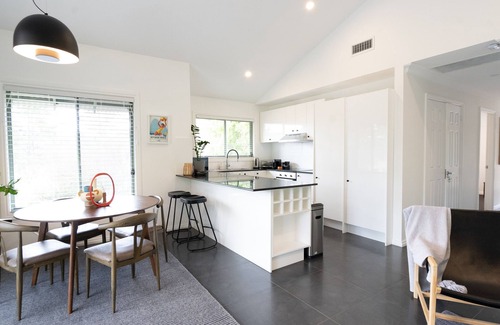 Kangaroo Valley Villa | Mike's Kangaroo Valley. A relaxing private cabin surrounded by beautiful nature.