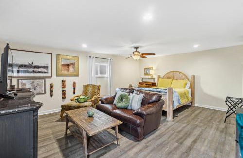 Townsite Apartment | Mile to Beach! Tiki Master Suite