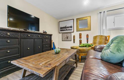 Townsite Apartment | Mile to Beach! Tiki Master Suite