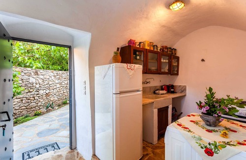 Lefktron House | Milea Stone House - Private Garden Retreat