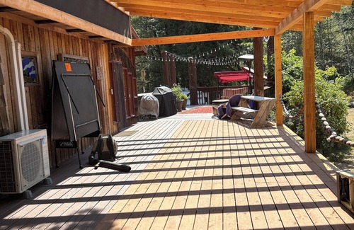 Eddyville Cabin | Miles of trails, hot tub, sand volleyball court and 13 miles to beach