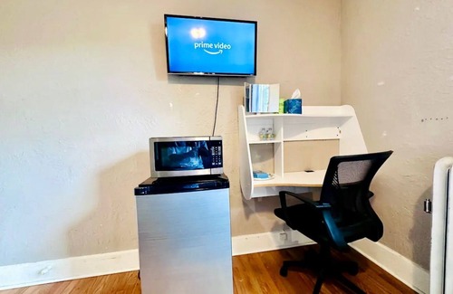 Milford House | Milford Queen Room l Fast Wi-Fi, AC, Parking – Near Hospital & I-495