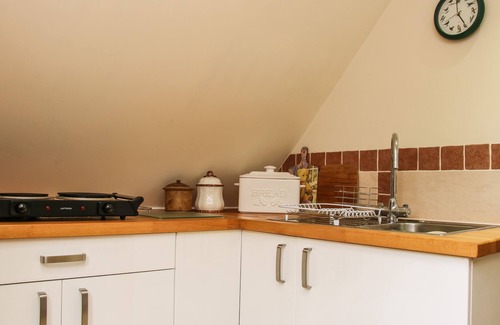 Munslow Cottage | MILFORD TREE TOPS, romantic, with a garden in Craven Arms
