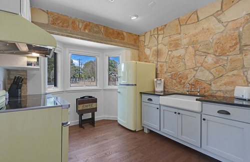 Dripping Springs Cottage | Milk Bath Springs | Pet-Friendly Historic Downtown Cottage