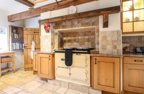 Hundall House | MILL FARM - THE FARMHOUSE, pet friendly, with hot tub in Repton