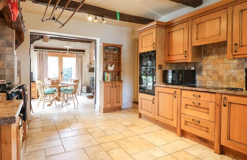 Hundall House | MILL FARM - THE FARMHOUSE, pet friendly, with hot tub in Repton