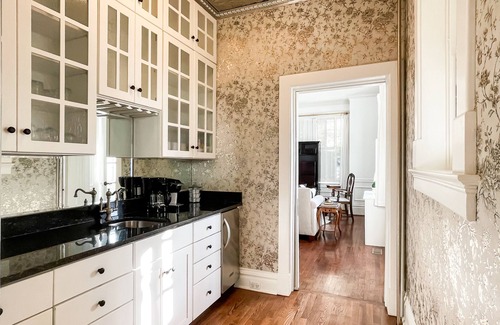 Washington House | Mill Haus - Heated Swimming Pool, Hot Tub, Dog Friendly, Downtown