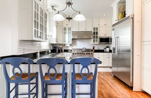 Washington House | Mill Haus - Heated Swimming Pool, Hot Tub, Dog Friendly, Downtown