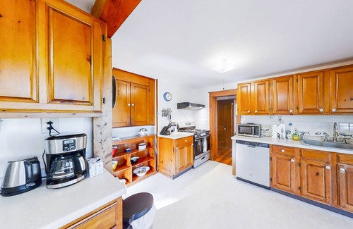 Bayville House | Mill Pond Cottage w/Kayaks & Boat Launch Access, pet friendly