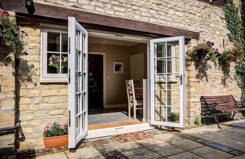 Burford Cottage | MILL RACE, pet friendly, character holiday cottage in Burford