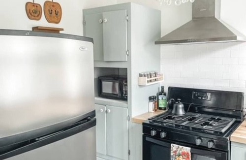 Millbrook Cottage | Millbrook Cottage with Pool Mins to Capitol