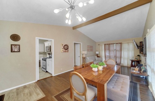 Miller Beach House | Miller Cottage! A mile away from THE BEACH ! Short train ride to Chicago!