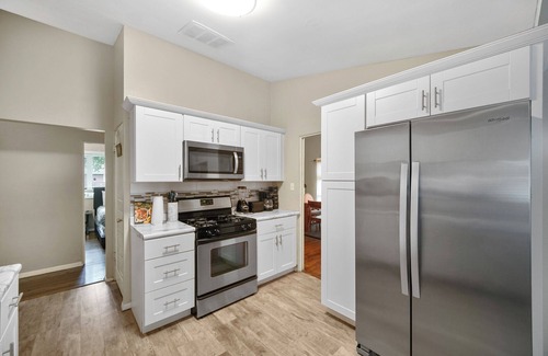 Miller Beach House | Miller Cottage! A mile away from THE BEACH ! Short train ride to Chicago!
