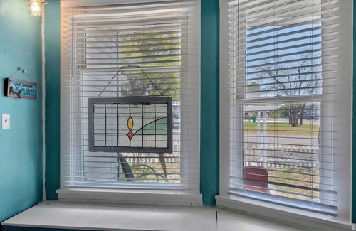Aransas Pass House | Millers Shabby Chic and coast house 5 Bedroom 2 Bath 3 blocks from Downtown