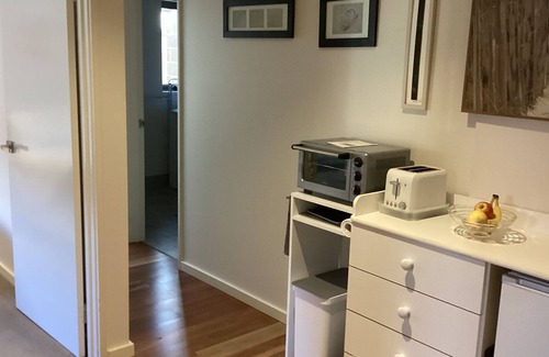 West Busselton House | Millie's Apartment - Prime Location - Steps from Town, Beach, and Jetty!