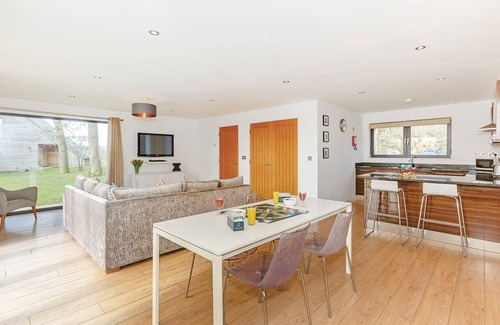 Pocklington Ski Chalet | Millington Deluxe Lodge