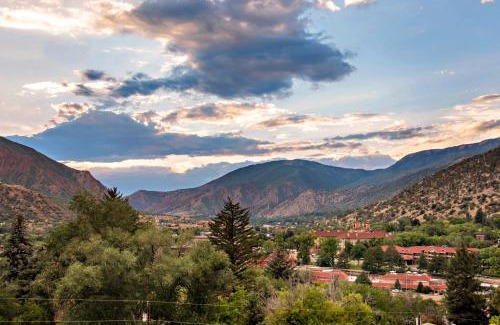 Glenwood Springs Ski Chalet | Million Dollar Castle Walk to downtown Glenwood and HotSprings