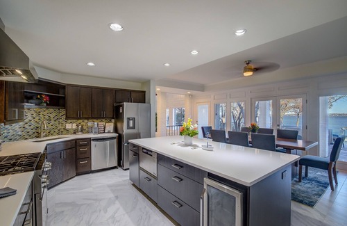 Rowlett House | Million Dollar Lake house with Hot tub, King bed Fast Wi-Fi