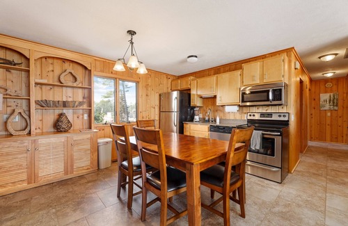 Traverse City House | 🐚 Million Dollar Views 5BDR Beachfront in East Bay